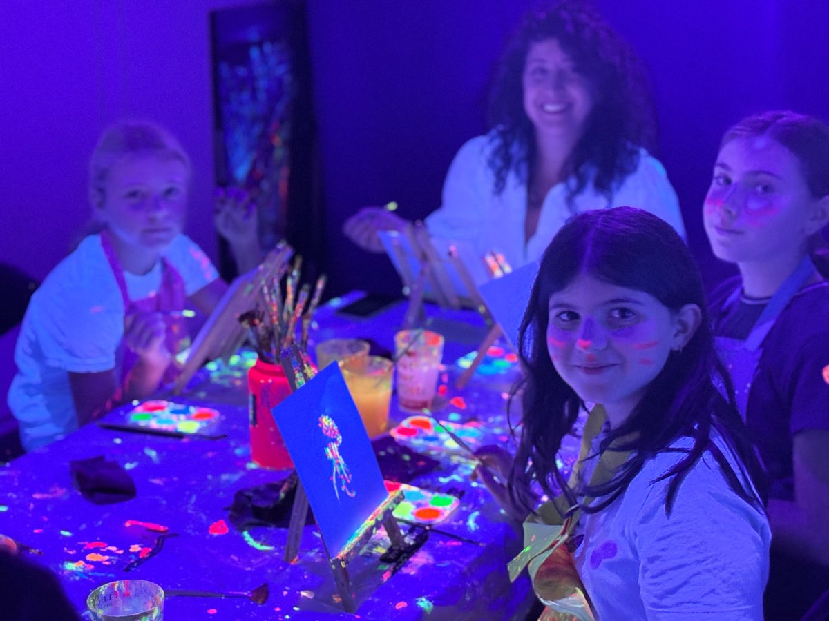 Anniversaire enfant fluo — De 3 à 13 ans, atelier privatisé à Lyon