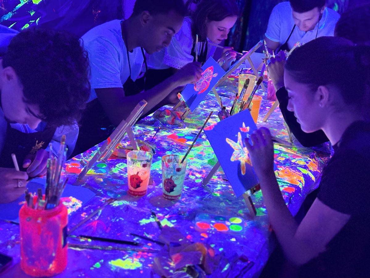 Atelier peinture fluo sous lumière noire à l'Atelier Mory, Lyon