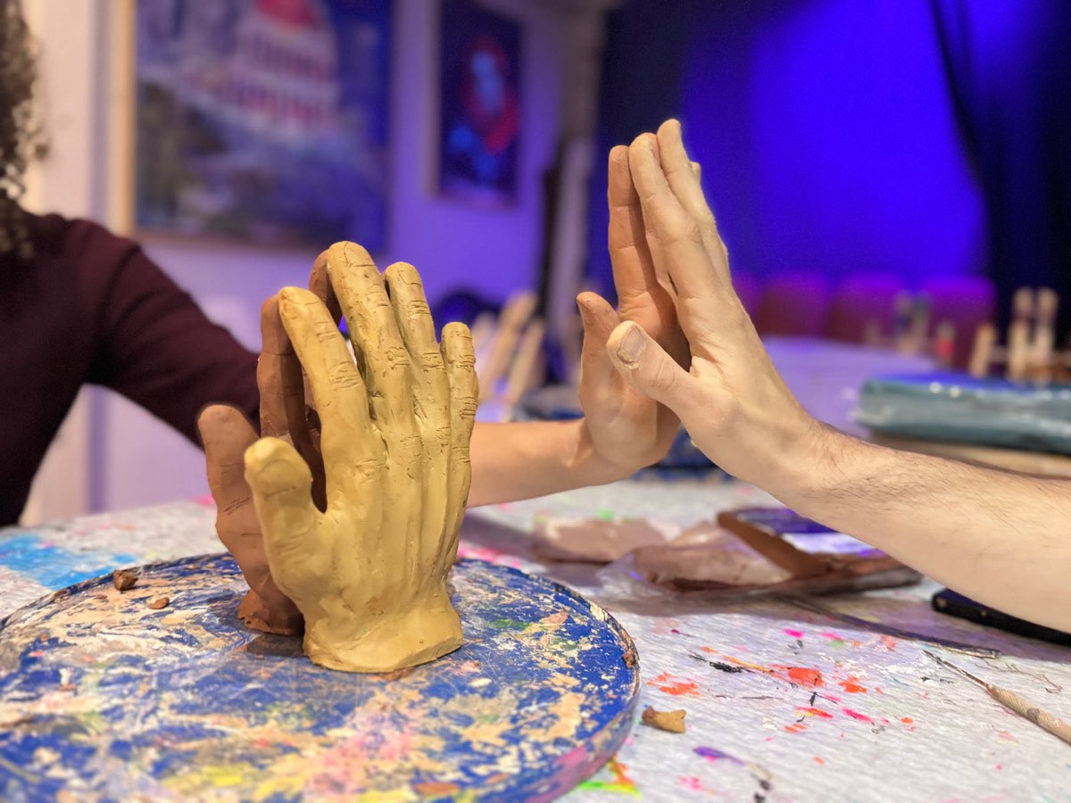 Sculpture dans le noir à 4 mains — Atelier sensoriel en duo à Lyon